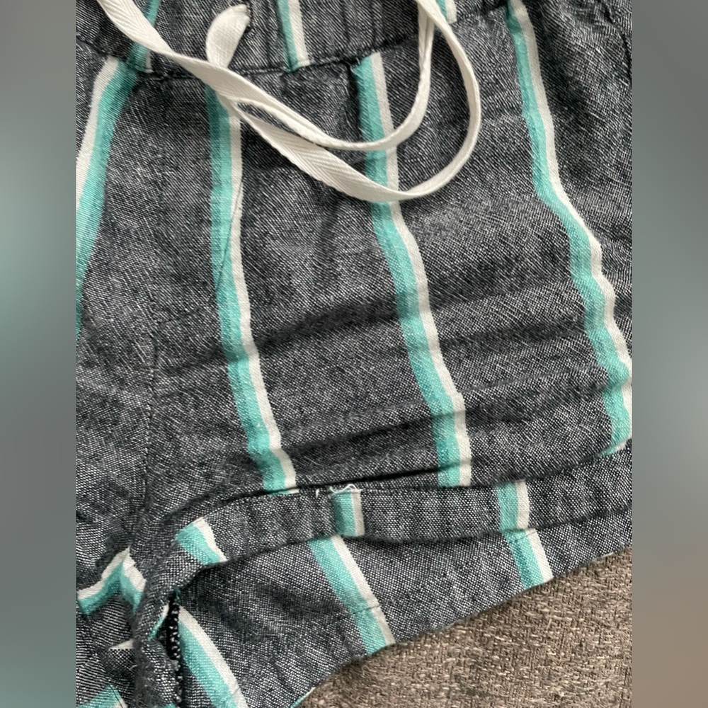 Woman’s Roxy Shorts - Picture 2 of 3